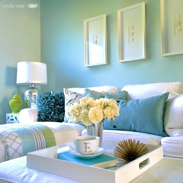 I love the colors in her living room 